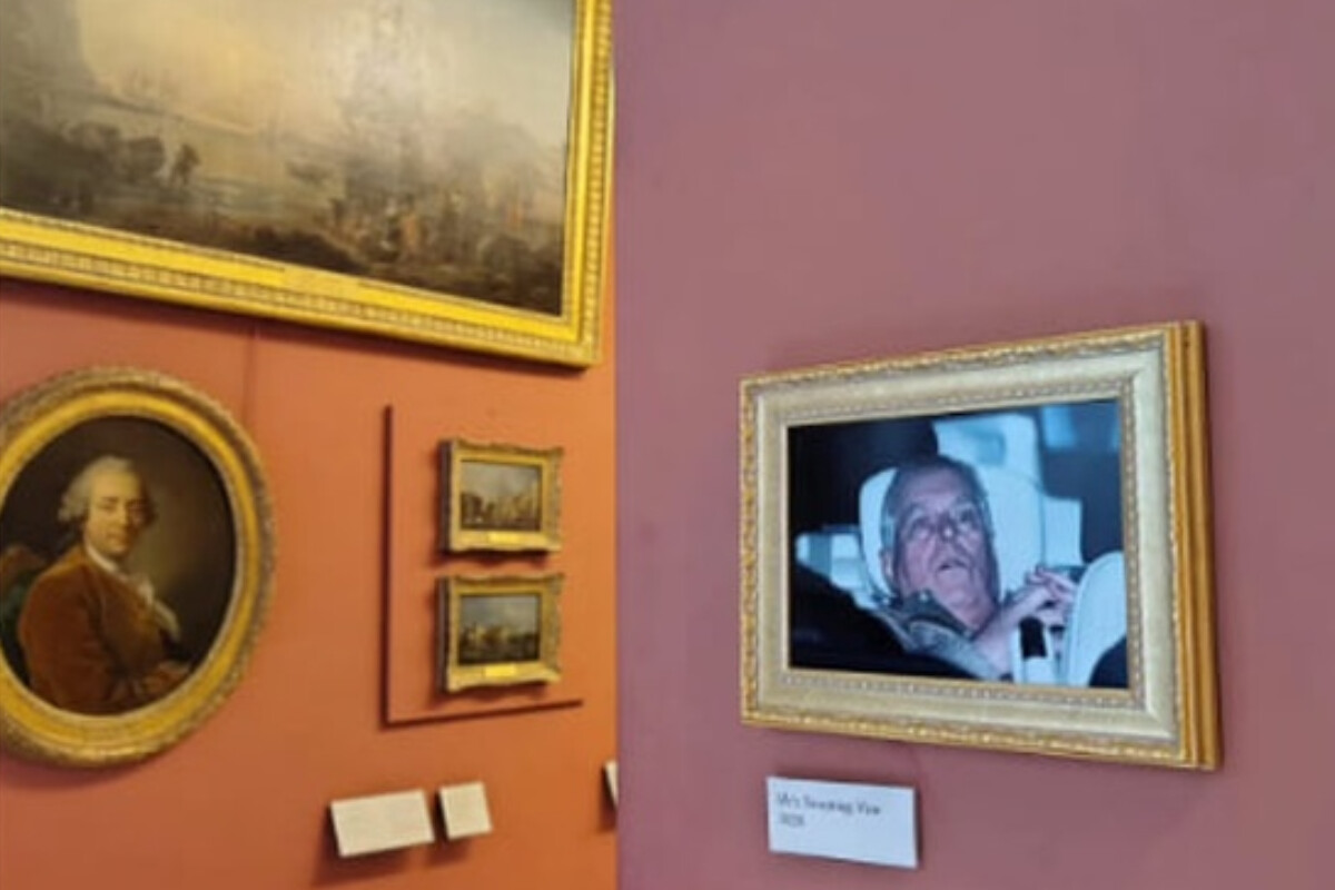 <p>Şahzadə Endryu həbs edildikdən sonra onun&nbsp;portreti Luvrda asılıb</p>