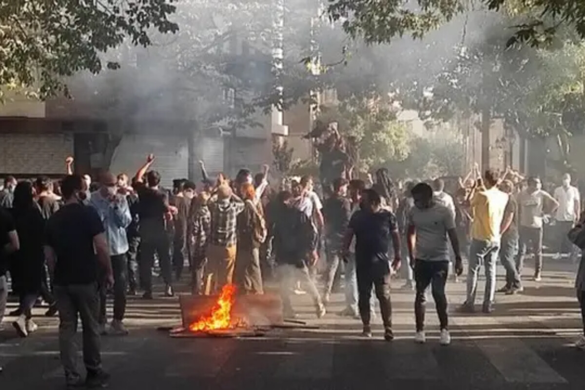 <p>İran yanvar ayında baş verən&nbsp;etiraz hadisələrində ilk ölüm hökmünü verdi</p>