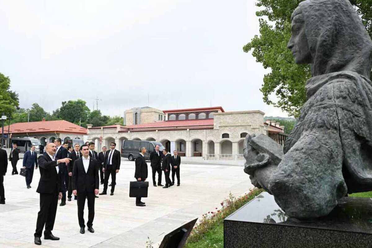 <p>İlham Əliyev və Sərdar Berdiməhəmmədov Şuşada Azərbaycanın&nbsp;tanınmış şəxsiyyətlərinin işğal dövründə güllələnmiş büstlərinə baxıblar</p>