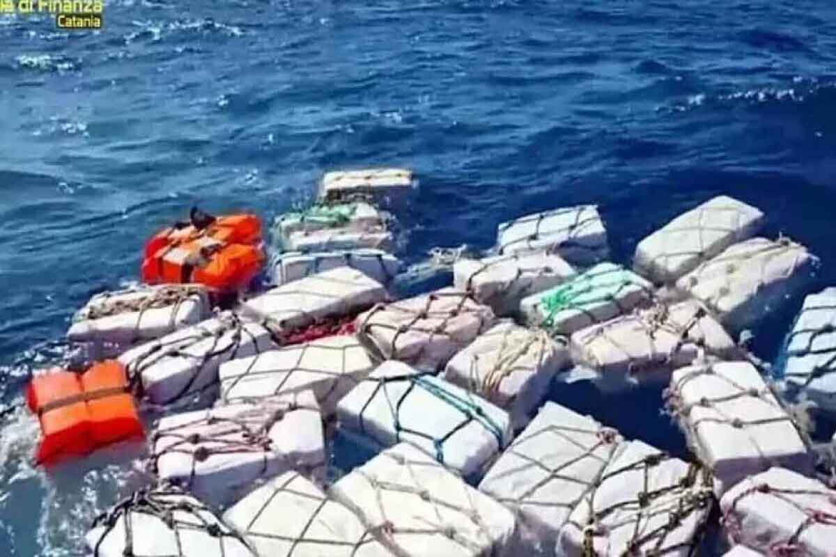 <p>İtaliyada 120 milyon avro dəyərində 340 kq kokain müsadirə edilib</p>