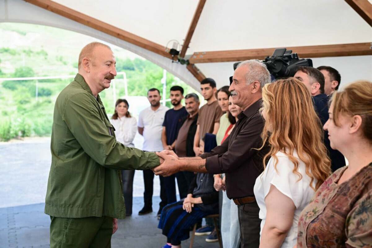 <p>Prezident Şuşanın Kiçik Qaladərəsi kəndində görülən işlərlə tanış olub və kəndə qayıdan sakinlərlə görüşüb&nbsp;+VİDEO/FOTO=45</p>