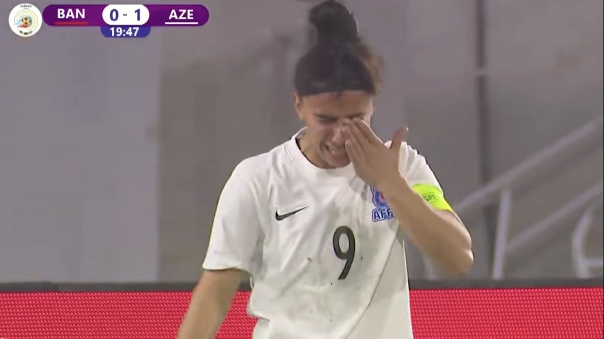 <p>Milli komandanın kapitanı qolunu anasına həsr&nbsp;etdi və göz yaşlarına boğuldu</p>