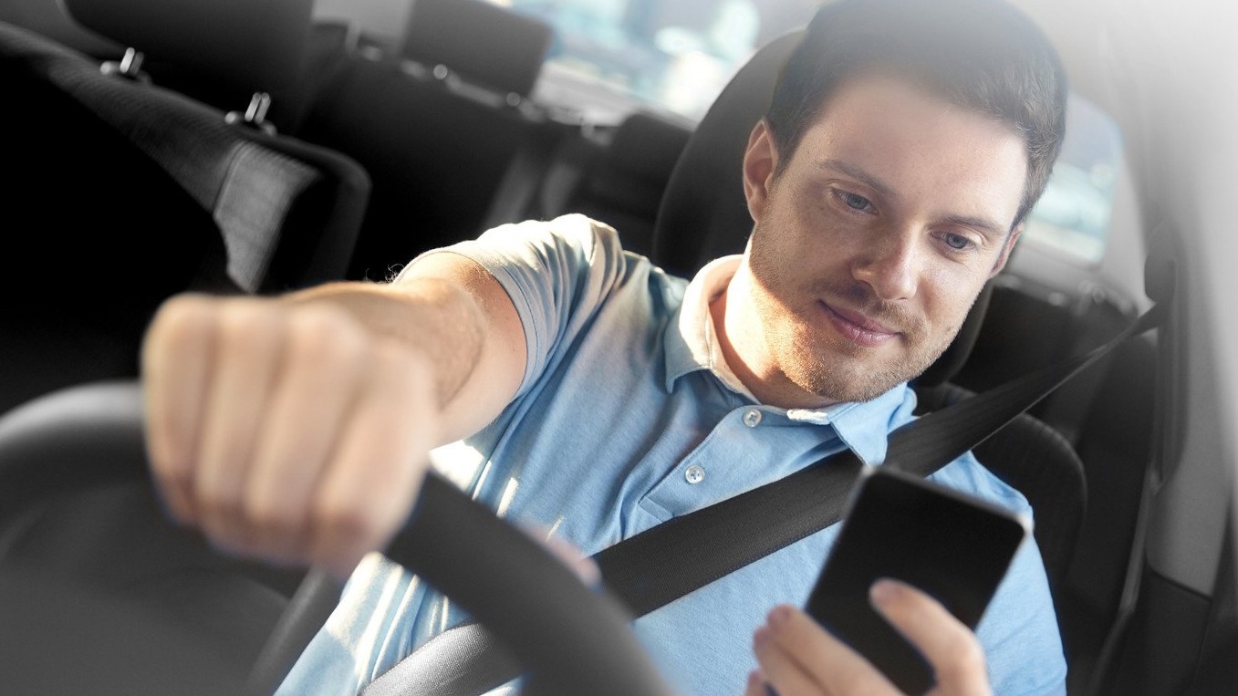 <p>Avtomobil idarə edərkən telefondan istifadəni&nbsp;necə dayandırmaq olar?</p>