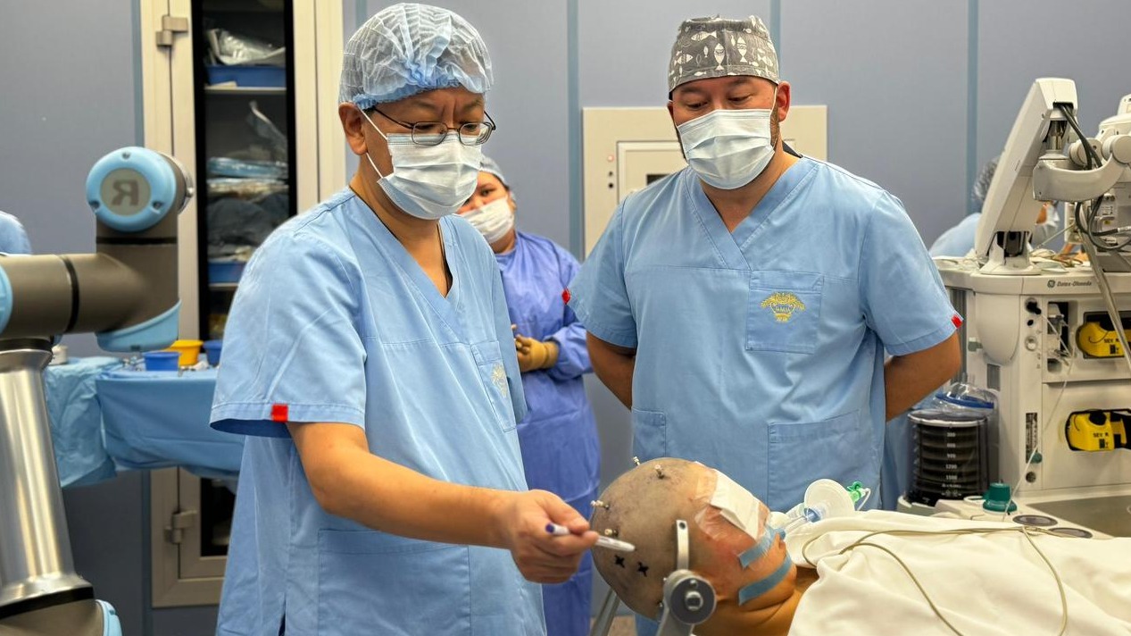 <p>Cərrahlar qadının kəsilmiş qulağını ayağına bağlayaraq bərpa ediblər</p>