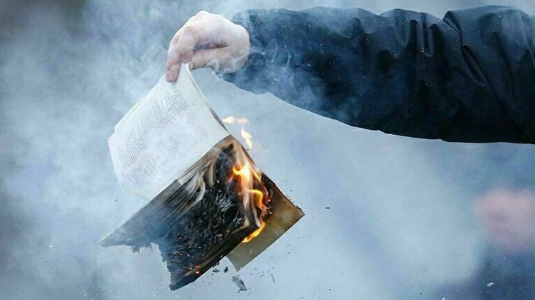 <p>İranda etiraz aksiyaları zamanı nümayişçilər&nbsp;Quranı yandırıblar</p>