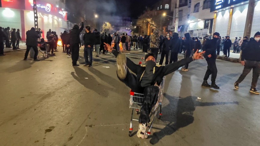 <p>İranda etirazlar fonunda internet bağlandı,&nbsp;etirazçılar artmaqdadır</p>