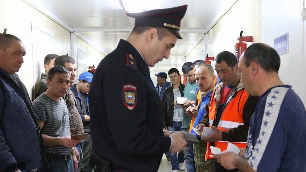 <p>Rusiya miqrantlar üçün tələbləri sərtləşdirib</p>