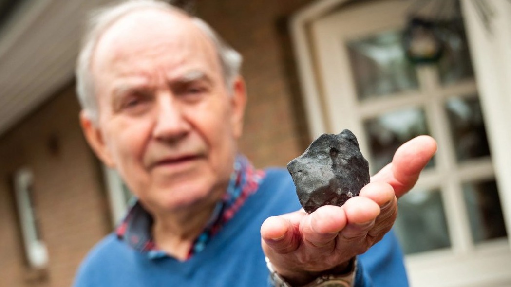 <p>Yaşayış binalarının üzərinə meteorit parçaları düşdü</p>