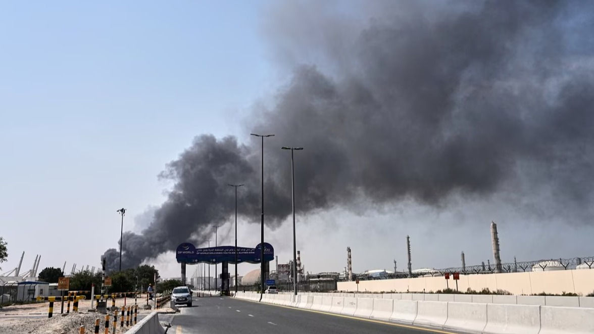 <p>Əbu-Dabidə İran raketinin qalıqlarının düşməsi&nbsp;nəticəsində iki nəfər yaralanıb</p>