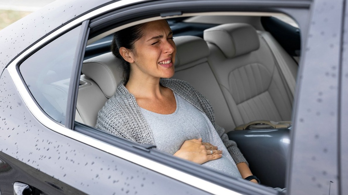 <p>İsraildə raket həyəcanı zamanı qadın&nbsp;yardım maşınında doğuş edib</p>