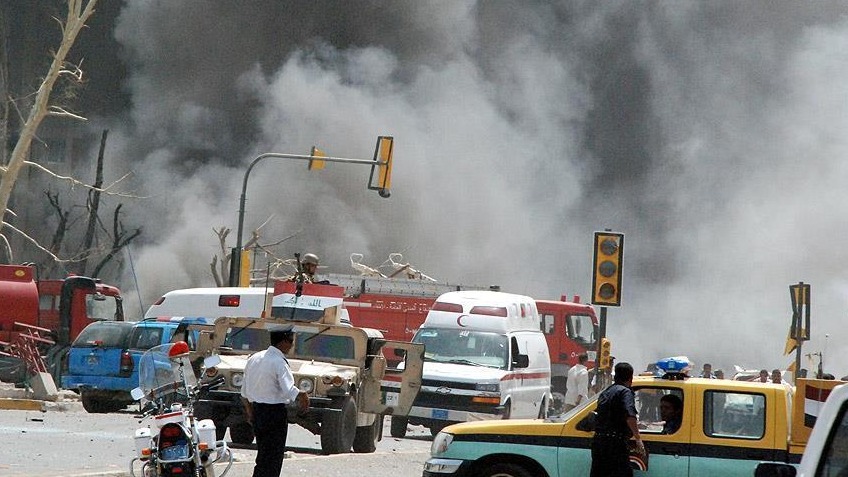 <p>İraq Bağdadda Məcnun neft yatağına&nbsp;və otelə edilən hücumları terror aktı adlandırıb</p>