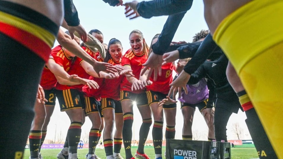 <p>FİFA qadın komandalarından qadın məşqçiləri&nbsp;işə götürmələrini tələb edəcək</p>