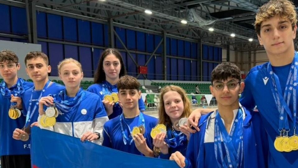 <p>Üzgüçülərimiz Kutaisidə 8 nəfərlə 47 medal qazanıblar</p>