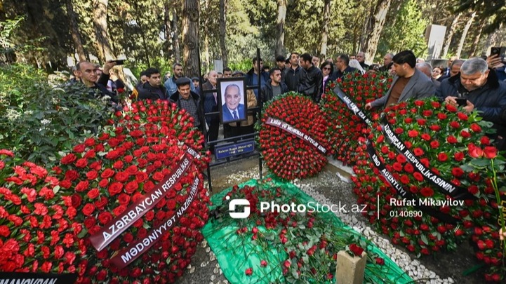 <p>Xalq artisti Rasim Balayev Fəxri Xiyabanda dəfn olunub</p>