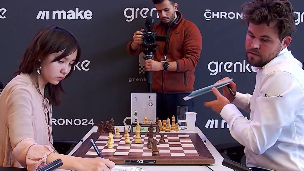 <p>Qazaxıstanlı şahmatçı Maqnusla selfi&nbsp;çəkdirdiyinə görə cəzalandırılıb</p>