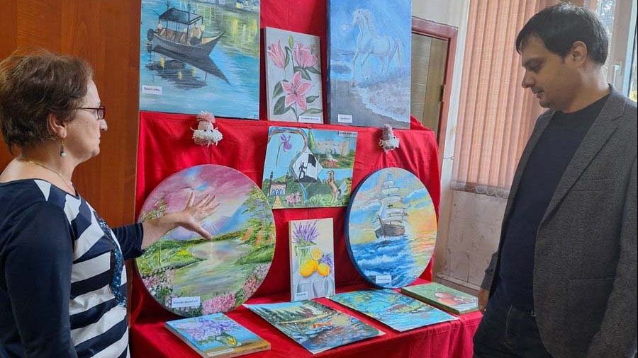 <p>Kitabxanada növbəti rəsm sərgisi açıldı<br />
&nbsp;</p>