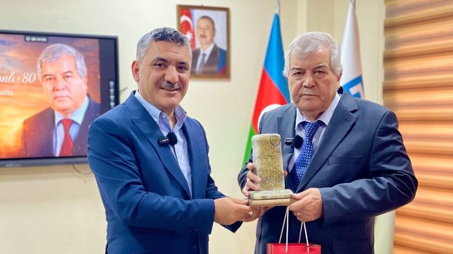 <p>Hədəf Liseyində Xalq şairi Sabir Rüstəmxanlı&nbsp;ilə görüş keçirilib</p>