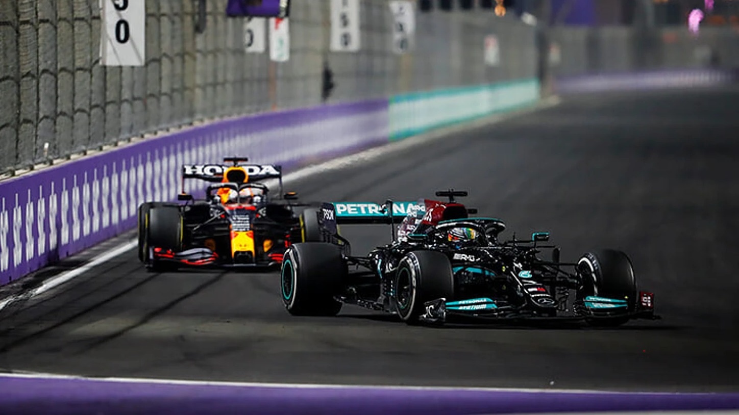 <p>FIA "Mercedes" və "Red Bull" komandalarının&nbsp;kvalifikasiya fəndlərini qadağan edib</p>
