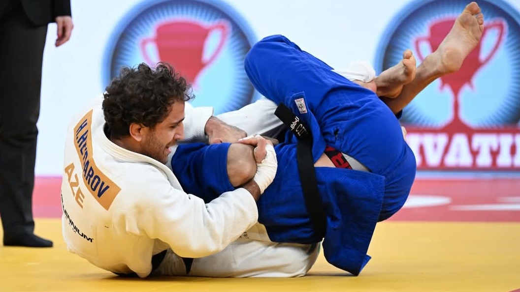 <p>Olimpiya çempionumuz AÇ-nin&nbsp;finalında "büdrəyib"</p>

<p>&nbsp;</p>