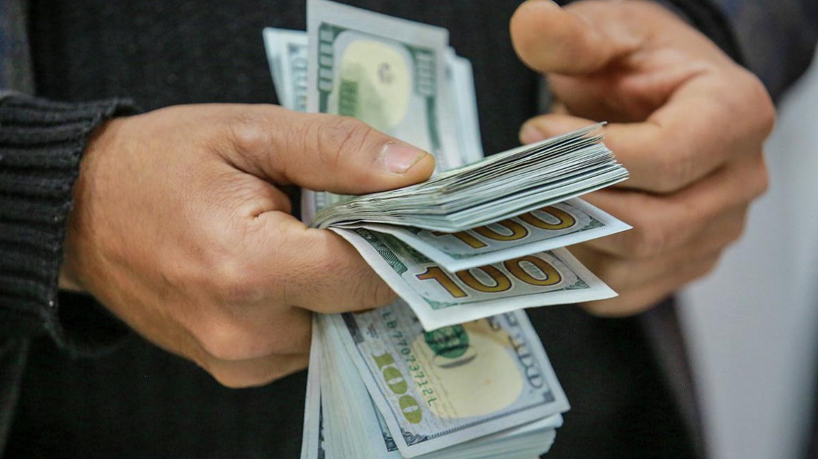 <p>ABŞ Bağdada təzyiq göstərmək üçün İraqa&nbsp;dollar tədarükünü dayandırıb</p>