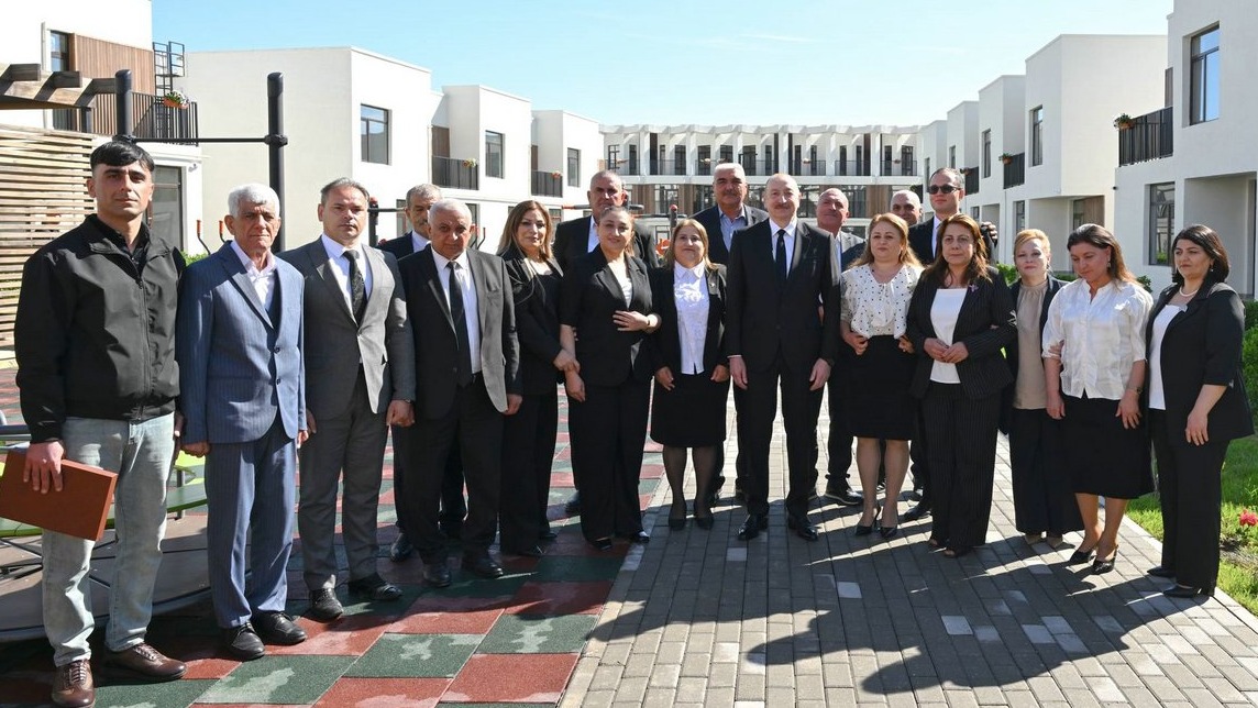 <p>İlham Əliyevin Zəngilan şəhərindəki ilk yaşayış&nbsp;kompleksinə köçən ailələrlə görüşü</p>