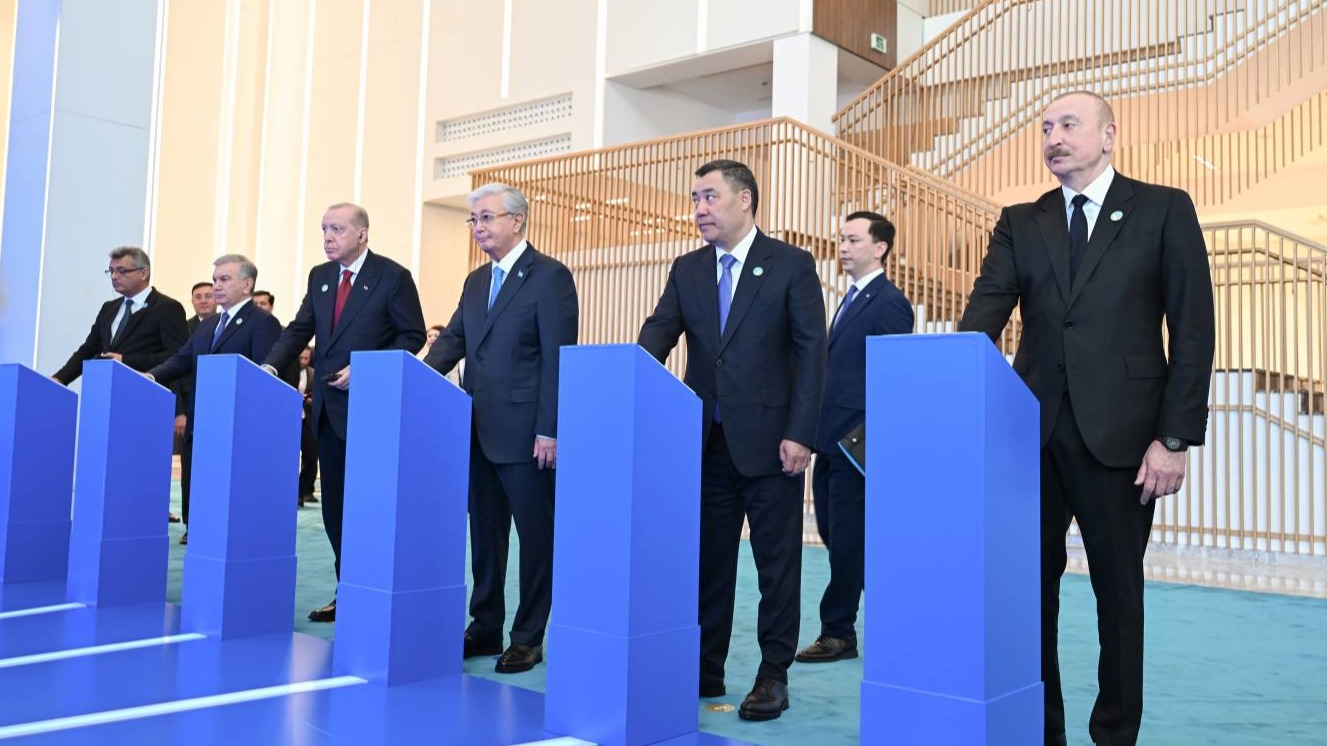 İlham Əliyev və TDT-nin qeyri-rəsmi Zirvə görüşünün digər iştirakçıları Türk Sivilizasiyası Mərkəzinin təməlqoyma mərasimində iştirak ediblər}