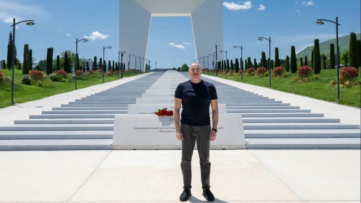 İlham Əliyev Xankəndi şəhərində Zəfər tağının önünə gül dəstələri düzüb}