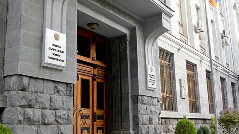 <p>İrəvanda seçki qərargahlarında aparılan axtarışlardan sonra səkkiz nəfər saxlanılıb</p>