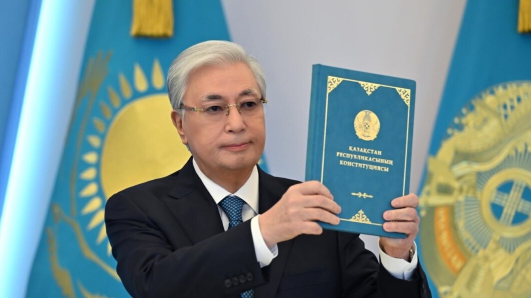 <p>Tokayev Konstitusiyanın qazax və rus dillərində&nbsp;təqdim olunmasını tələb etdi</p>