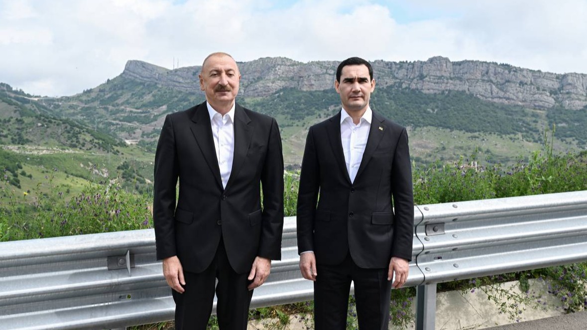 <p>Prezidentlər Şuşanın Daşaltı kəndinin fonunda şəkil çəkdiriblər</p>