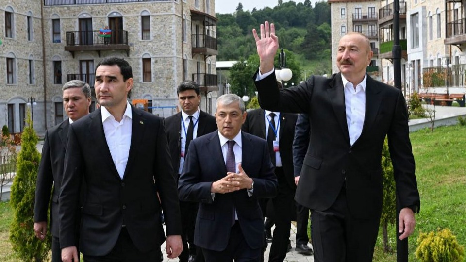<p>İlham Əliyev və Sərdar Berdiməhəmmədov Şuşa&nbsp;şəhərində inşa edilmiş birinci yaşayış kompleksində olublar</p>