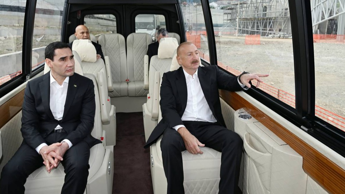 <p>Azərbaycan və Türkmənistan prezidentləri Şuşa&nbsp;məscidində tikinti işlərinin gedişi ilə tanış olublar</p>