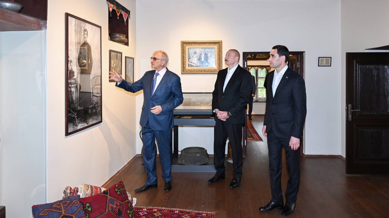 <p>Prezidentlər İlham Əliyev və Sərdar Berdiməhəmmədov&nbsp;Şuşada Bülbülün ev-muzeyində olublar</p>