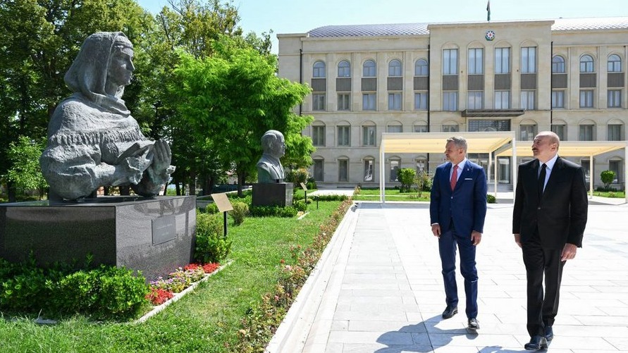 <p>Prezidentlər Şuşada Azərbaycanın tanınmış şəxsiyyətlərinin&nbsp;işğal dövründə güllələnmiş büstlərinə baxıblar</p>