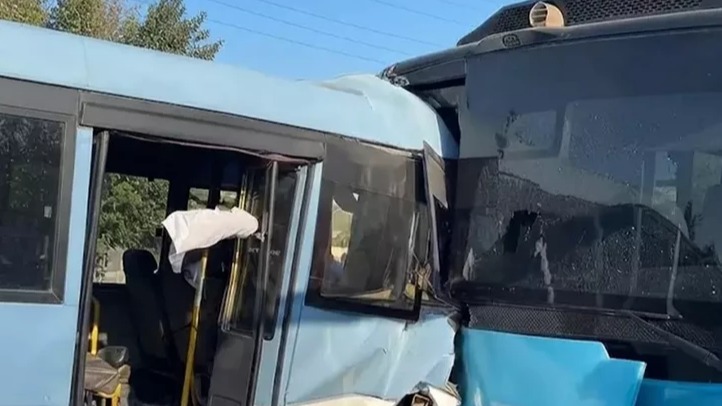 <p>Bakıda iki avtobus toqquşdu: 20-dən çox insan xəsarət alıb</p>