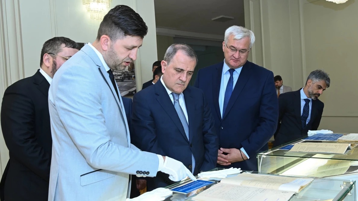 <p>Bayramov ADR-in Kiyevdəki diplomatik missiyasının&nbsp;arxivlərinə baxış keçirib</p> 