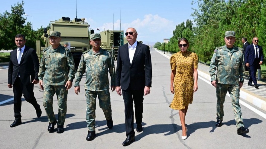 <p>Əlahiddə Ümumqoşun Orduda yeni yaradılan komando&nbsp;hərbi hissələrinə Döyüş bayraqlarının verilməsi mərasimi +VİDEO, FOTO=25</p>
