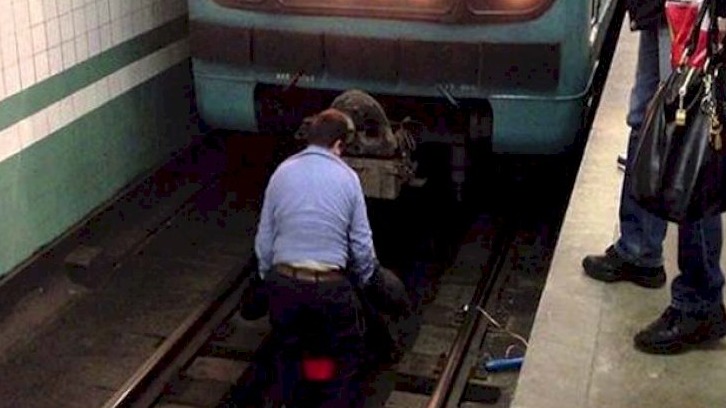 <p>"Əhmədli"də sərnişin qatar yoluna düşdü</p>