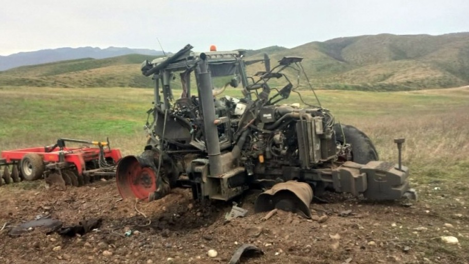 Ağdamda traktor minaya düşüb, xəsarət alan var