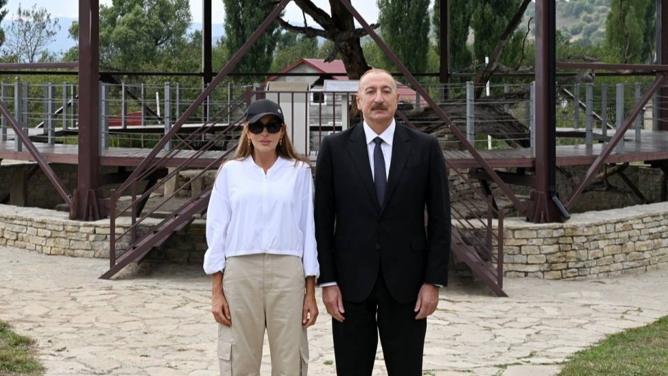 <p>İlham Əliyev və birinci xanım Mehriban Əliyeva&nbsp;Şamaxıda Pir Ömər Sultan ziyarətgahında aparılan konservasiya işləri ilə tanış olarkən<br />
(VİDEO+FOTO=11)</p>