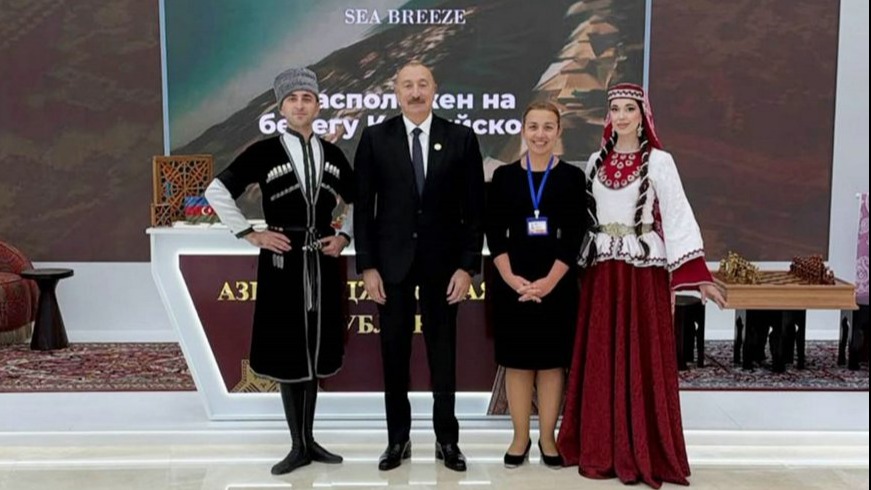 <p>İlham Əliyev Türkmənbaşıda MDB-nin&nbsp;iştirakçı ölkələrinin milli stendləri ilə tanış olarkən +FOTO=6</p> 