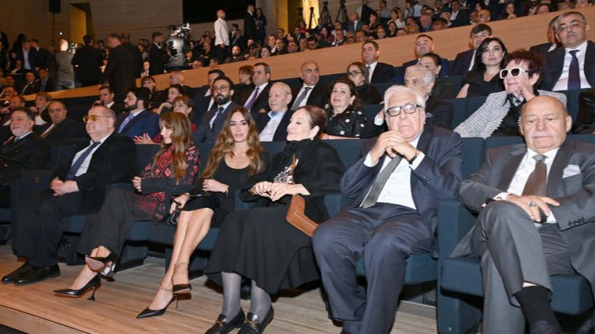 <p>Arzu Əliyeva və Alyona Əliyeva "44"&nbsp;bədii filminin premyerasında iştirak ediblər +FOTO=10</p> 